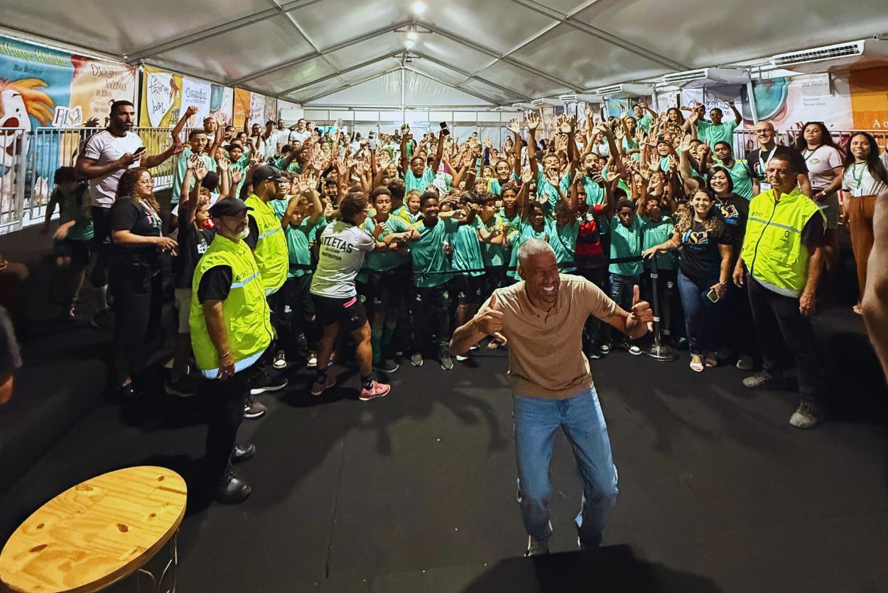 No momento, você está visualizando Léo Moura encanta alunos-atletas do Atletas do Futuro em palestra especial na FLIS