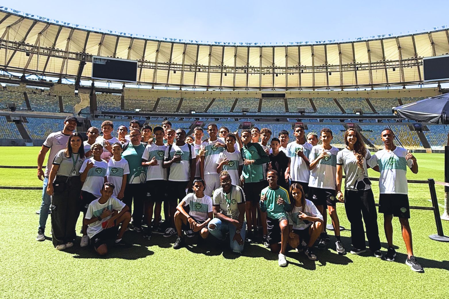 Leia mais sobre o artigo Encerrando o mês com sonho: núcleo Santa Luiza visita o Maracanã